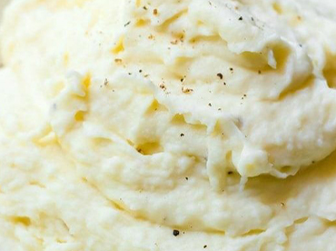 Creamy mashed potatoes with a dash of black pepper
